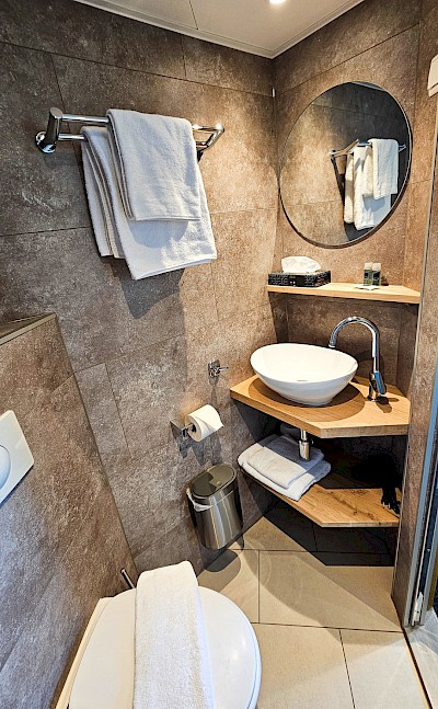 Bathroom | De Nassau | Bike & Boat Tour