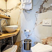 Bathroom | De Nassau | Bike & Boat Tour