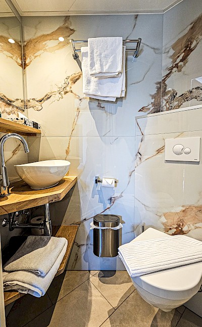 Bathroom | De Nassau | Bike & Boat Tour