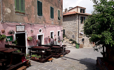 Sidewalk restaurants in Tuscany, Italy. ©TO