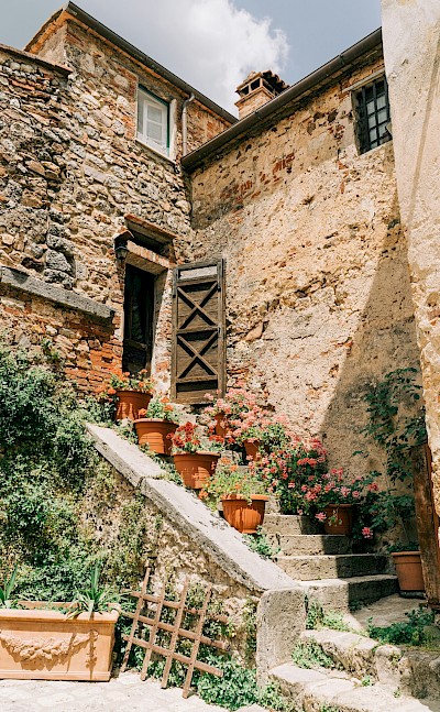 Flowers on steps in Tuscany, Italy. Unsplash@Gabriella Clare Marino