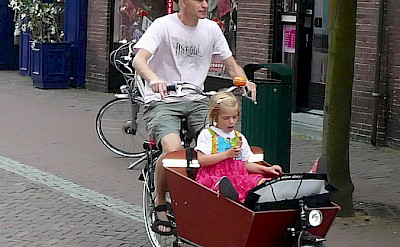 Family bike ride in Hoorn, North Holland, the Netherlands. Flickr:bert knottenbeld