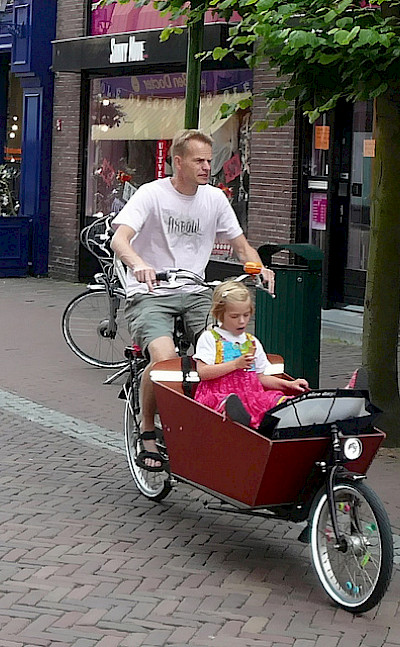 Family bike ride in Hoorn, North Holland, the Netherlands. Flickr:bert knottenbeld