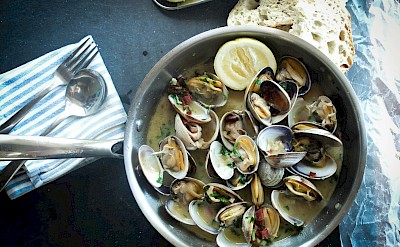 Mussels with bread and lemon. Unsplash@WikiSleep App