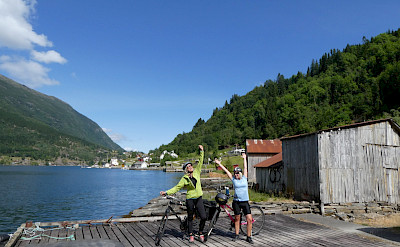 Girls enjoying their Norwegian tour in Framfjorden. Photo via TO. 