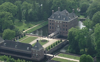 Large castle estate in Amerongen, the Netherlands. Wikimedia Commons:Bureau Redrum