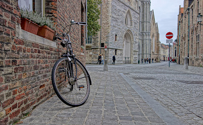 Biking through Bruges, West Flanders, Belgium. Flickr:nanpalmero