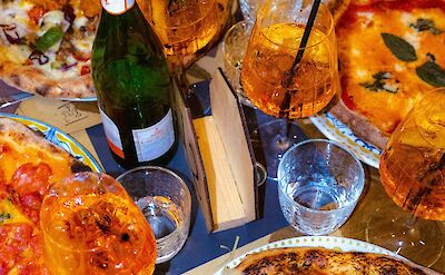 An al fresco dinner of wood-fired pizza and aperitifs in Sicily. pexels:ElsaBlom