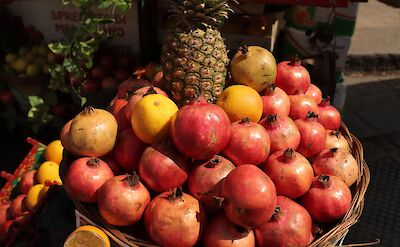 Fresh pomegranates and citrus fruits at a Sicilian market. pexels:EfremEfre