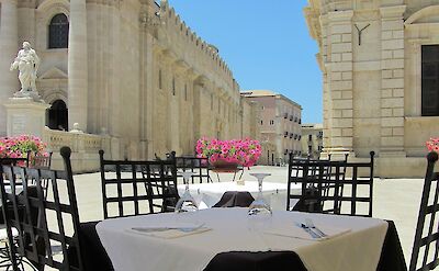 Outdoor dining beside Syracuse Cathedral in Piazza Duomo, Ortigia. pixababy:Ellen26