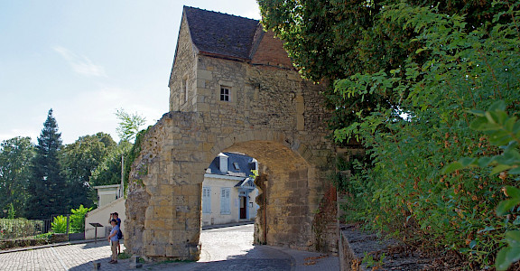 Old gate in Nevers, region Bourgogne-Franche-Comte, France. Flickr:Daniel Jolivet