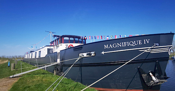 Magnifique IV | Bike & Boat Tours