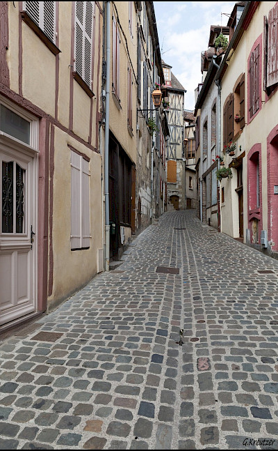 Quiet street in Joigny, France. Flickr:GKSens-Yonne