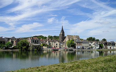 Pont-sur-Yonne on the Yonne River in Burgundy, France. Creative Commons:Rensi