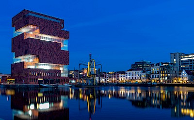 Museum aan de Stroom at night, Antwerp, Belgium. Filip Cop@Unsplash