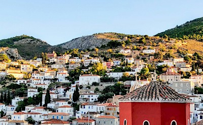 Red building on Hydra, Greece. Unsplash@Mauricio Munoz