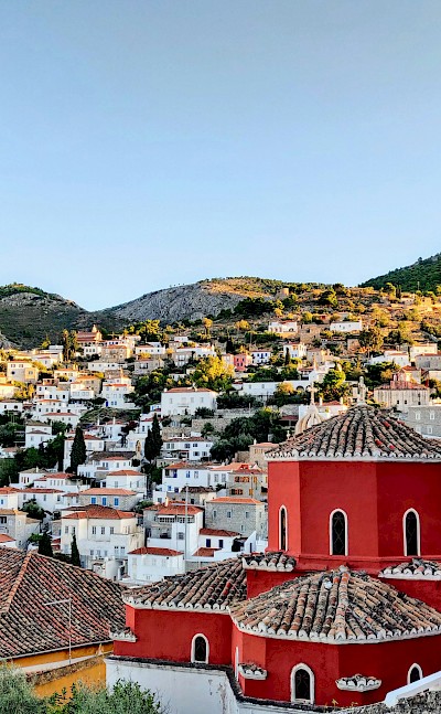 Red building on Hydra, Greece. Unsplash@Mauricio Munoz