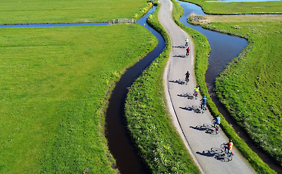 A group of cyclists on a winding bike path in the Dutch countryside | Photo from TO