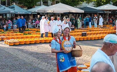 Cheese ladies at the Alkmaar cheese market | Photo from TO