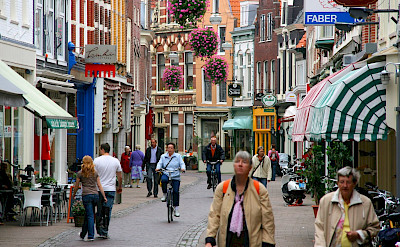 Kleine Houtstraat shopping street in Haarlem, the Netherlands. Wikimedia Commons:Marek Slusarczyk