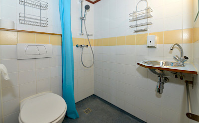 Private bathrooms in all cabins - Mecklenburg | Bike & Boat Tours