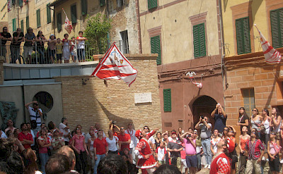 Flag throwing competition in Siena, Italy. Flickr:Razvanorendovici
