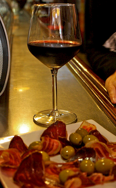 Vino, jamon and olives - all great Spanish flavors! Flickr:Bruno Sanchez-Andrade