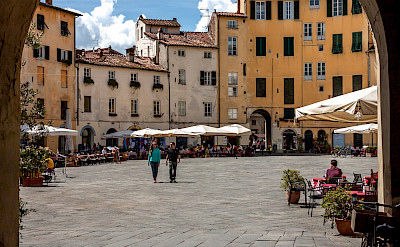 Piazza dell'Anfiteatro in Lucca, Tuscany, Italy. Flickr:PapaPiper
