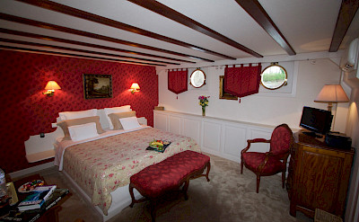 Red bedroom | Aurora | Bike & Boat Tours