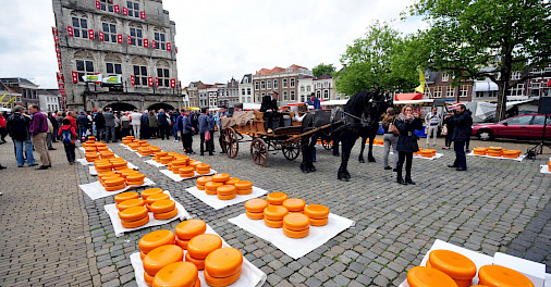 Cheese market in Gouda, South Holland, the Netherlands. CC:Ralf Roletschek