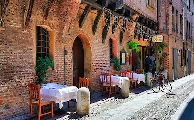 Bikes and cafes, Emilia-Romagna, Italy. Unsplash@Alain ROUILLER