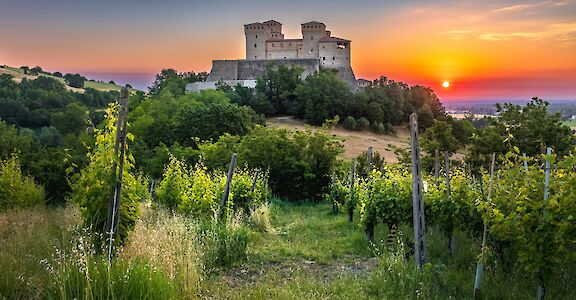 Sunset at Torrechiara Castle, Emilia-Romagna, Italy. Unsplash@Samuele Bertoli
