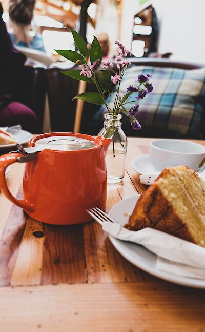 Tea and cake. Unsplash:Krisztina Papp