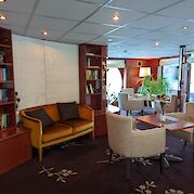 Library lounge | SE-Manon | Bike & Boat Tour