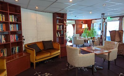 Library lounge | SE-Manon | Bike & Boat Tour