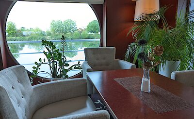 Library lounge | SE-Manon | Bike & Boat Tour