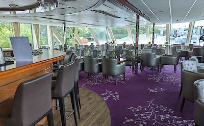 Spacious bar area | SE-Manon | Bike & Boat Tour