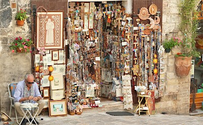 Craft souvenir shop in Assisi, Italy. Unsplash@David Tip