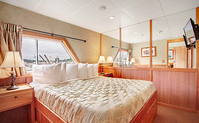 Bed Commodore Suite | Safari Explorer | Alaska and Hawaii Cruise Tour