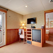 Lounge Commodore Suite | Safari Explorer | Alaska and Hawaii Cruise Tour