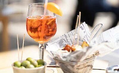 Cocktail and olives, Spain. Unsplash@Dennis Schmidt