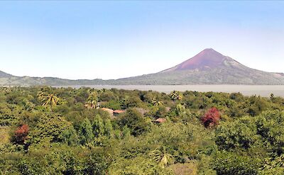 A chain of volcanoes in Managua, Nicaragua. Flickr:Jean-Pierre Dalbéra