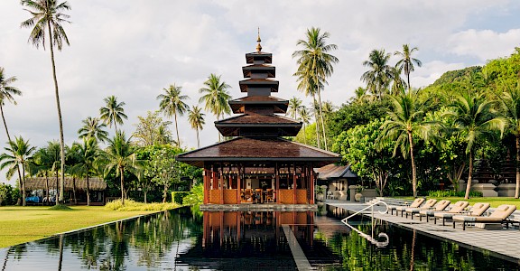 Resort Dining Pavilion And Pool