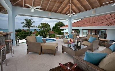 Villa Poolside Lounge