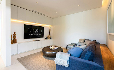 Noku Beach House Wide Tv Screen And Comfortable Couch