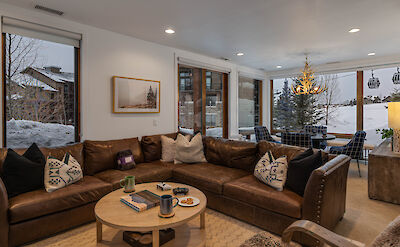 Lower+level+family+room+with+cozy+couches