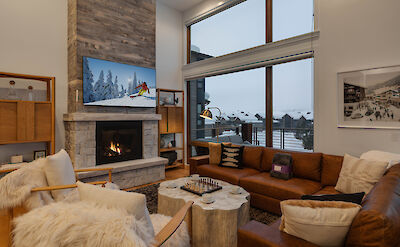Great+room+with+TV+and+fireplace