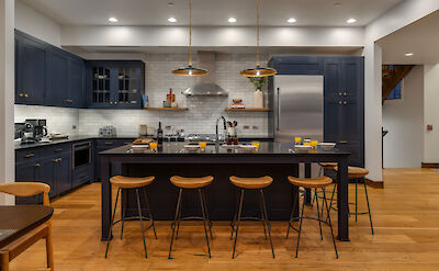 Gourmet+kitchen+with+breakfast+bar+seating