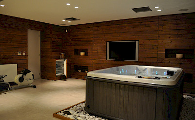Jacuzzi In Spa Room X 2
